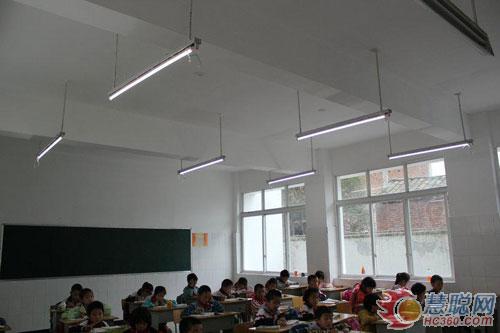 勤上光电近400套灯具点亮雅安震后校园