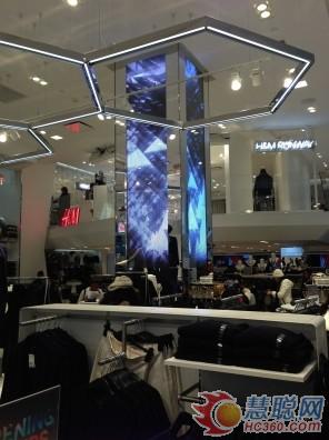 青松科技前维护LED柱形屏扮靓美国H&M商场 青松科技前维护LED柱形屏扮靓美国H&M商场