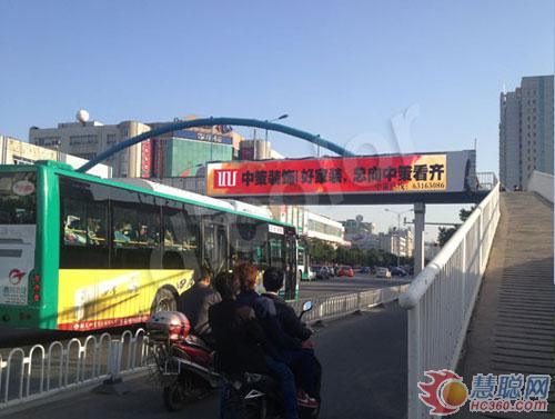 德彩光电LED广告屏打造“春城”亮丽天桥