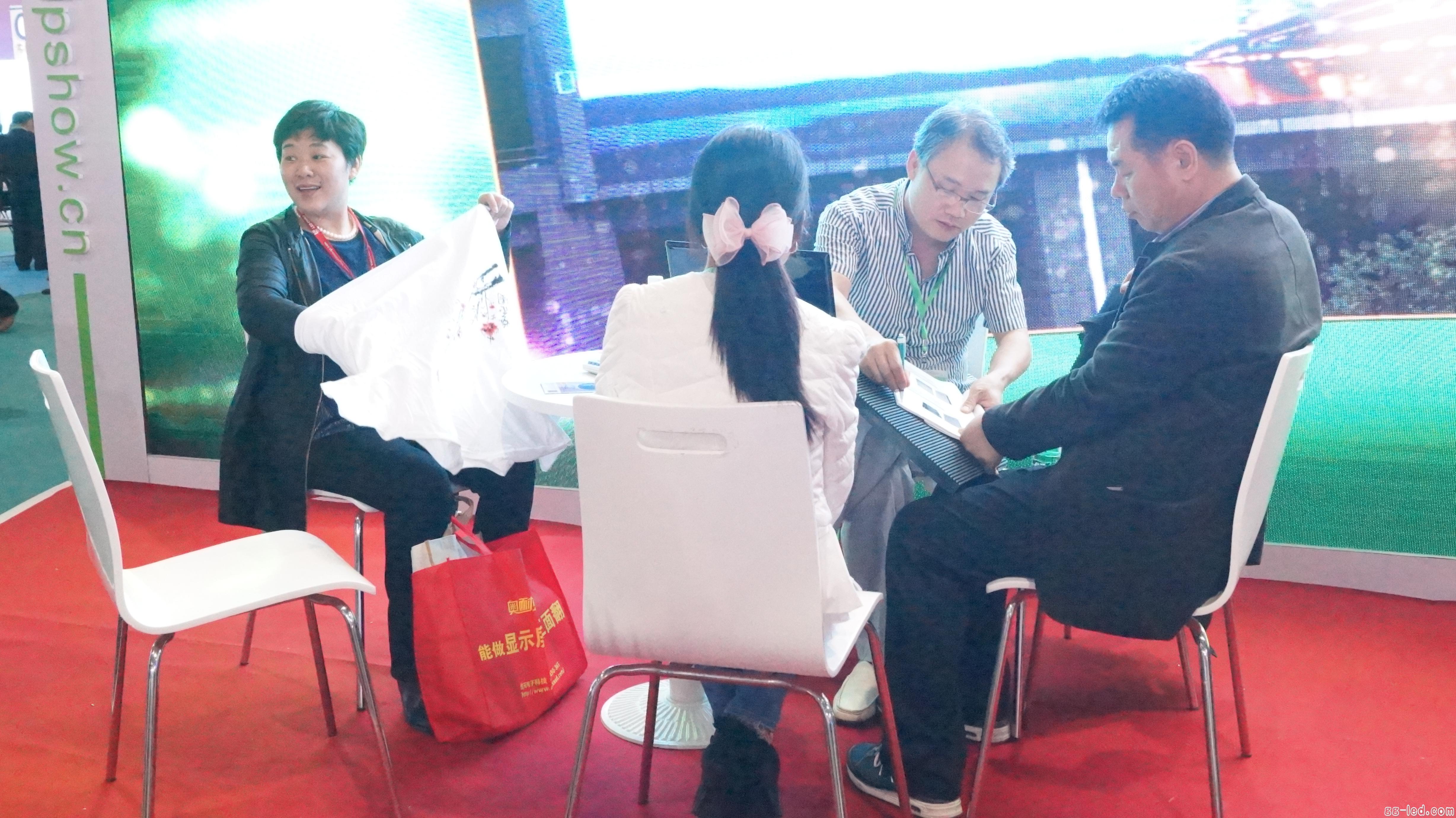 齐普光电亮相广州LED展 首日接待数批客户