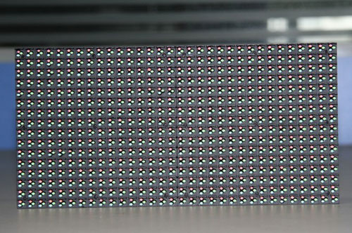 浅析户外表贴P8与直插P8LED全彩显示屏效果对比