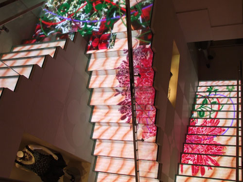 大族元亨LED显示屏: 在购物天堂“屏”水相逢