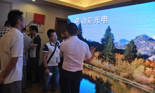 德彩光电：商家瞩目舞美彩立方LED屏 上万元大奖大放送