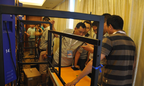 德彩光电：商家瞩目舞美彩立方LED屏 上万元大奖大放送