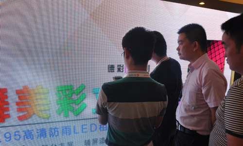德彩光电：商家瞩目舞美彩立方LED屏 上万元大奖大放送
