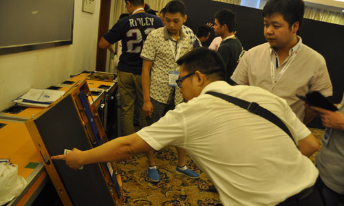 德彩光电：商家瞩目舞美彩立方LED屏 上万元大奖大放送