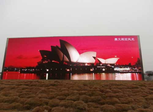 广西高铁“第一屏”，强力巨彩倾情“智造”