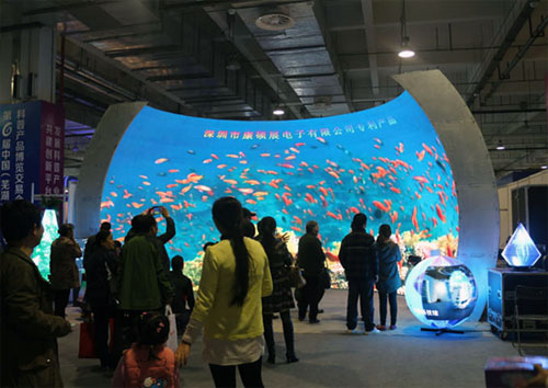 全球首款内弧形LED显示屏亮响2014芜湖科博会
