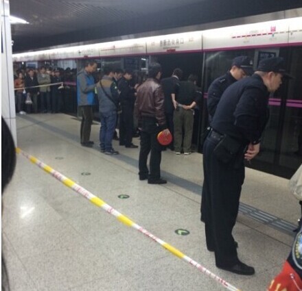 北京地铁5号线女子被夹后身亡 警惕LED广告屏安全隐患