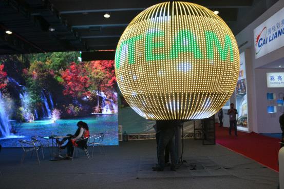 LED行业细分市场精细化 威特姆大间距创意软屏大有可为