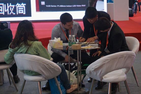 广州ISLE展齐普光电持续火爆 高端技术解决LED屏“黑暗”细节