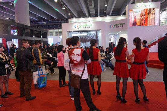 广州ISLE展齐普光电持续火爆 高端技术解决LED屏“黑暗”细节