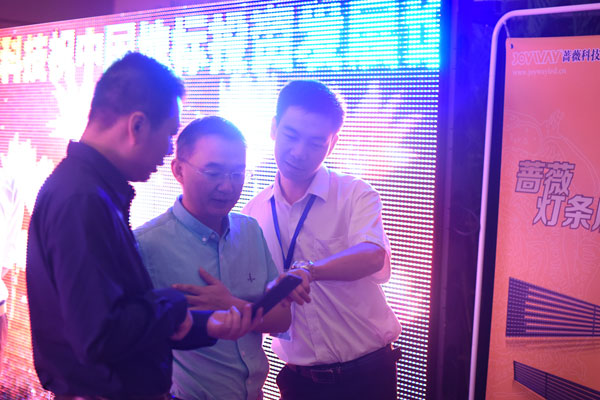 LED灯条屏作为城市地标媒体黄金搭档 在中国地标媒体论坛大放异彩