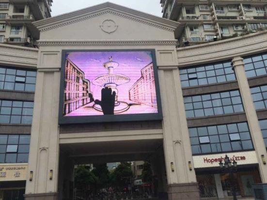 联诚发P8户外高清轻薄LED显示屏点亮常德金钻广场