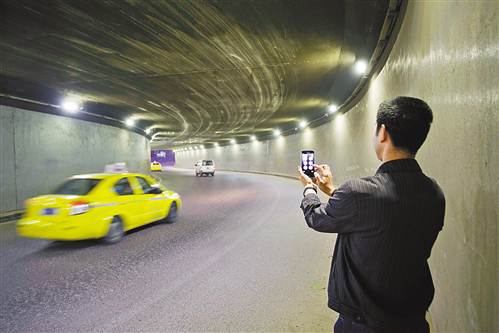 重庆企业研发“变色龙”LED路灯 亮度比普通LED灯高10%