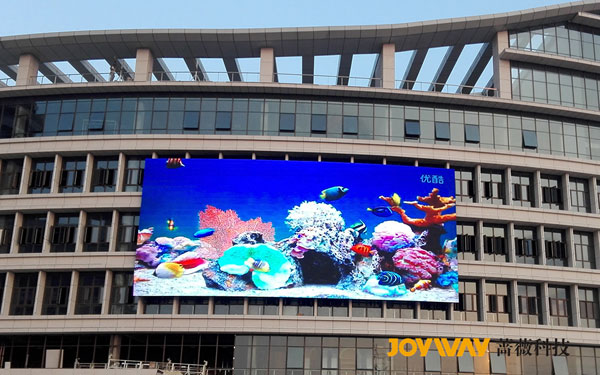 江苏扬州：LED灯条屏正在发光 蔷薇科技铸造城市魅力