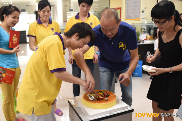 爱在蔷薇 五月生日员工庆生会如期举行