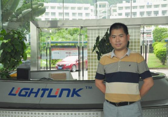 雷凌显示:雷厉风行的“领舞”者 用行动创造“光”彩