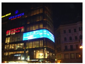 透明LED显示屏在“建筑媒体”领域的应用  开创户外媒体新资源