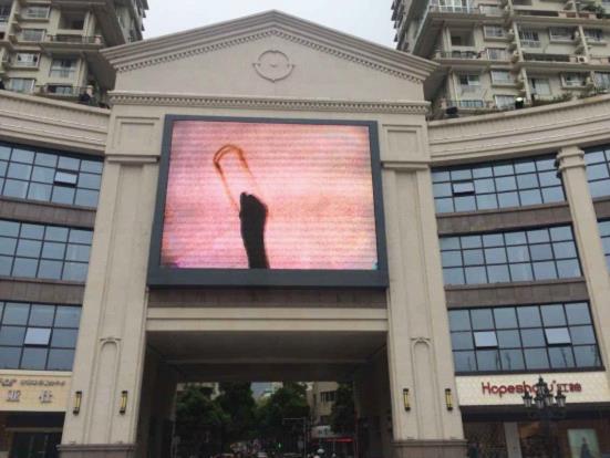 联诚发P8户外高清轻薄LED显示屏点亮常德金钻广场