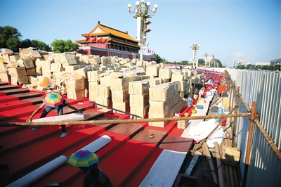 天安门广场开搭阅兵临时观礼台 搭建LED显示屏