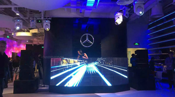 晶泓科技透明LED显示屏搭乘Mercedes me亮相北京三里屯