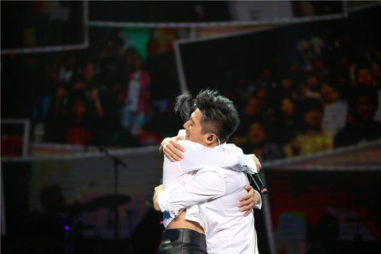 羽泉圣诞演唱会再次上演 白百合温情助阵亮相LED大屏幕