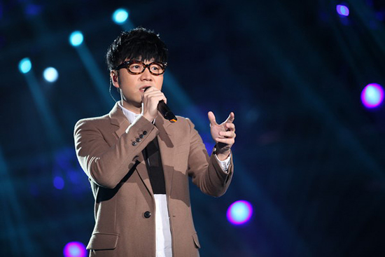 王铮亮元旦家乡献唱 LED显示屏助阵现场花开天下