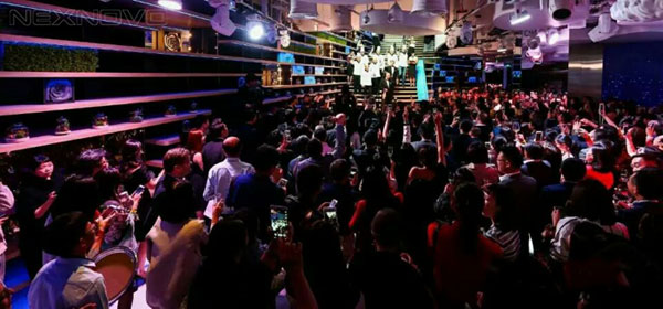 晶泓科技透明LED显示屏搭乘Mercedes me亮相北京三里屯