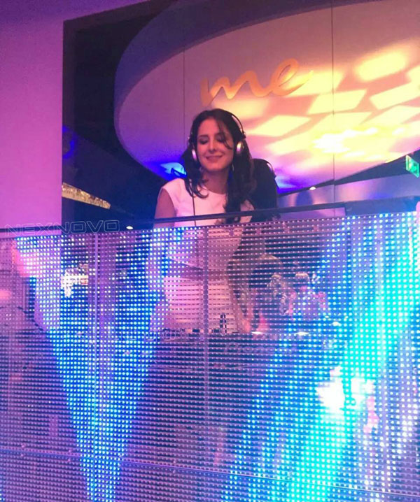 晶泓科技透明LED显示屏搭乘Mercedes me亮相北京三里屯