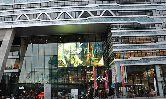 户外广告新宠儿 透明LED显示屏的发展趋势及应用