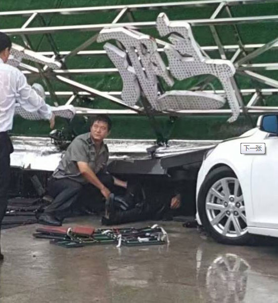 安徽一酒店LED大屏掉落砸中路人事故系门头屏倒塌