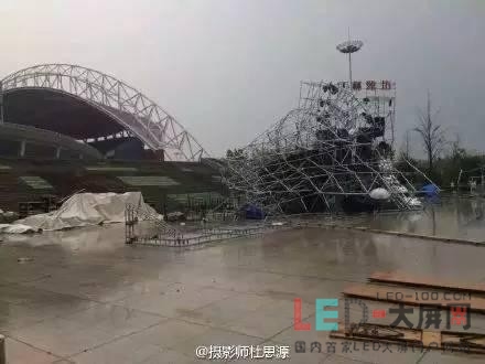 LED租赁显示屏不抗暴风雨 倒塌现场触目惊心