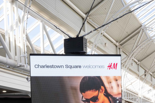 Nanolumensc创意LED悬挂海报屏闪耀查尔斯购物中心