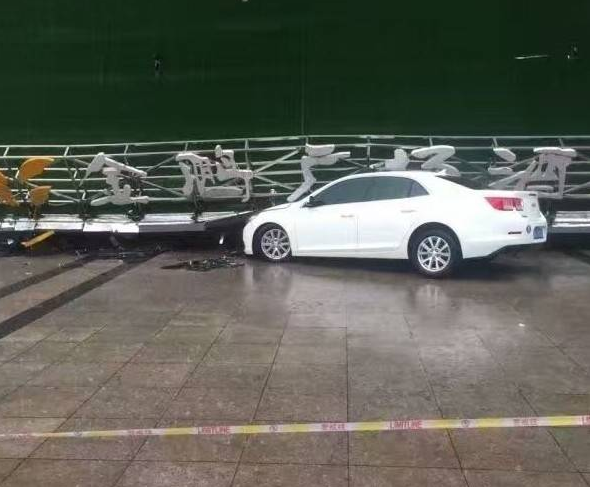 安徽一酒店LED大屏掉落砸中路人事故系门头屏倒塌