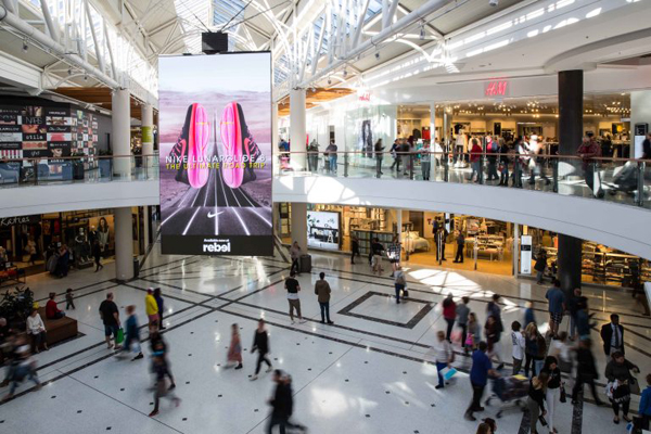 Nanolumensc创意LED悬挂海报屏闪耀查尔斯购物中心
