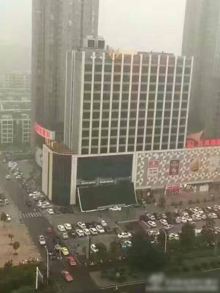 安徽一酒店LED大屏掉落砸中路人事故系门头屏倒塌