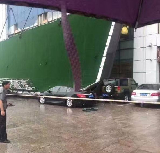 安徽一酒店LED大屏掉落砸中路人事故系门头屏倒塌