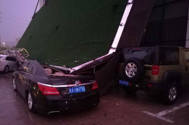 安徽一酒店LED大屏掉落砸中路人事故系门头屏倒塌