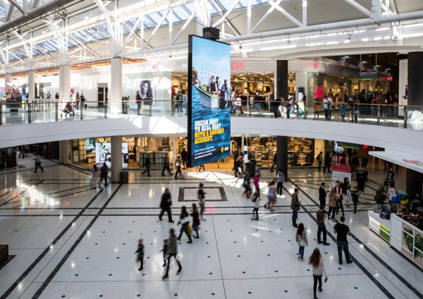 Nanolumensc创意LED悬挂海报屏闪耀查尔斯购物中心