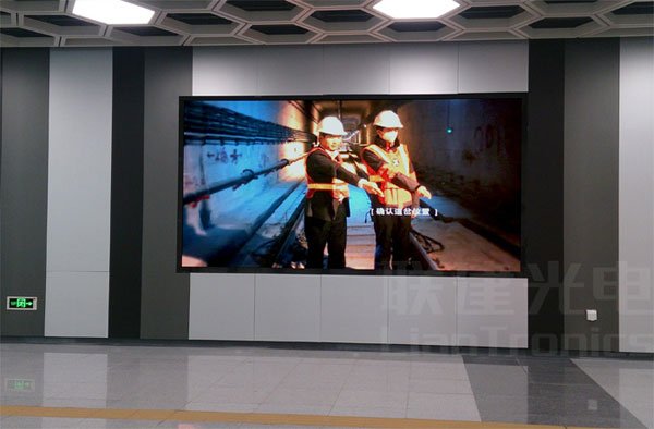 联建光电最美LED显示屏 添彩深圳最美11号地铁线