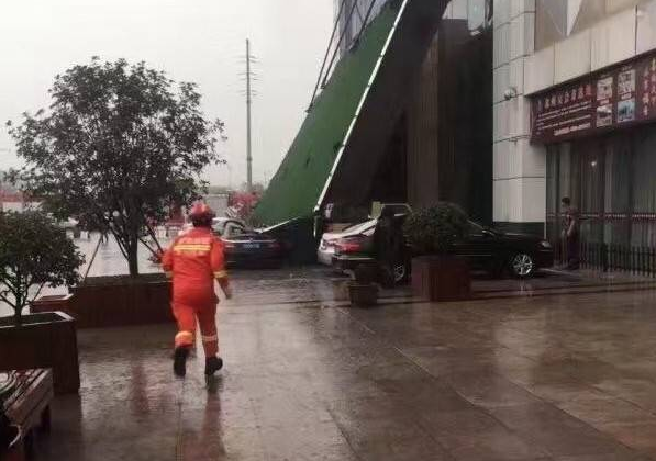 安徽一酒店LED大屏掉落砸中路人事故系门头屏倒塌