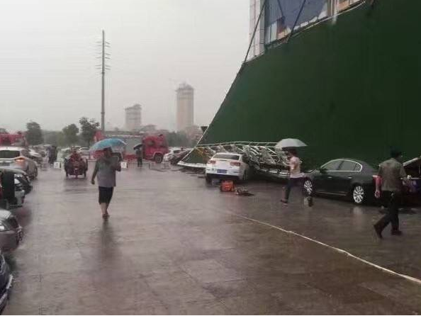 安徽一酒店LED大屏掉落砸中路人事故系门头屏倒塌