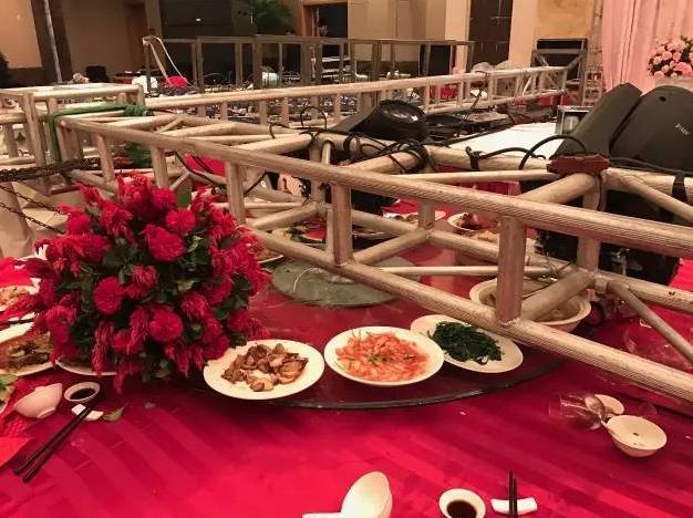 无锡一酒店婚礼舞台钢架倒塌！ 七人受伤