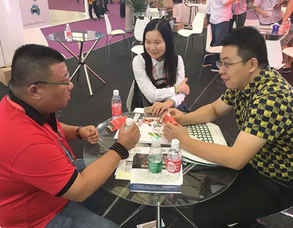 巨能伟业上海展再度出击 电源引领更薄更轻新潮流！