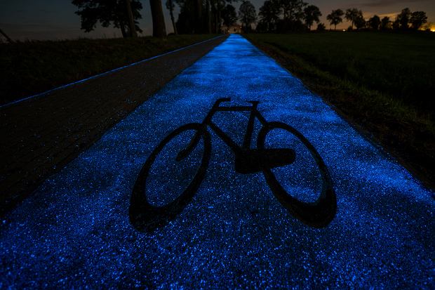 波兰启用“会发光”自行车道 荧光粉成最大功臣！