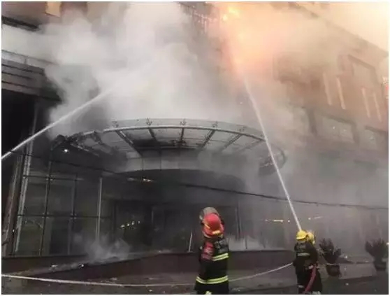 元都酒店外挂LED显示屏起火 不注重项目安全屏企堪比自焚!