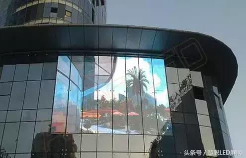 LED透明屏大步迈进商显市场!有雄起之势也有难言之隐? LED透明屏大步迈进商显市场!有雄起之势也有难言之隐?