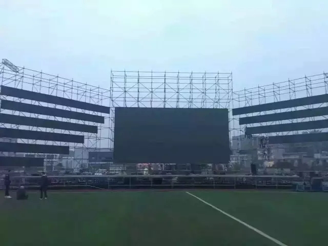 请长点心吧！又一个事故：四川广元旺苍红叶节LED舞台屏坍塌！