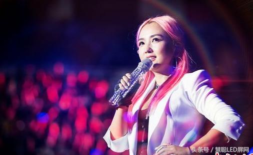 何洁离婚风波大起 带娃开演唱会LED显示屏舞美装扮惊呆路人